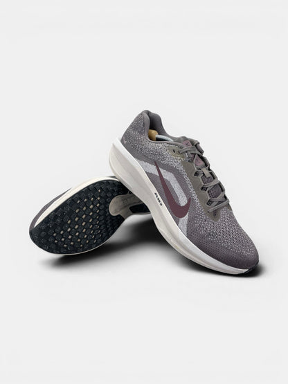 Nike Air Winflo 11 Cave Stone / Burgundy Crush — buty sportowe męskie w bardzo dobrym stanie rozmiar 47, boczny profil