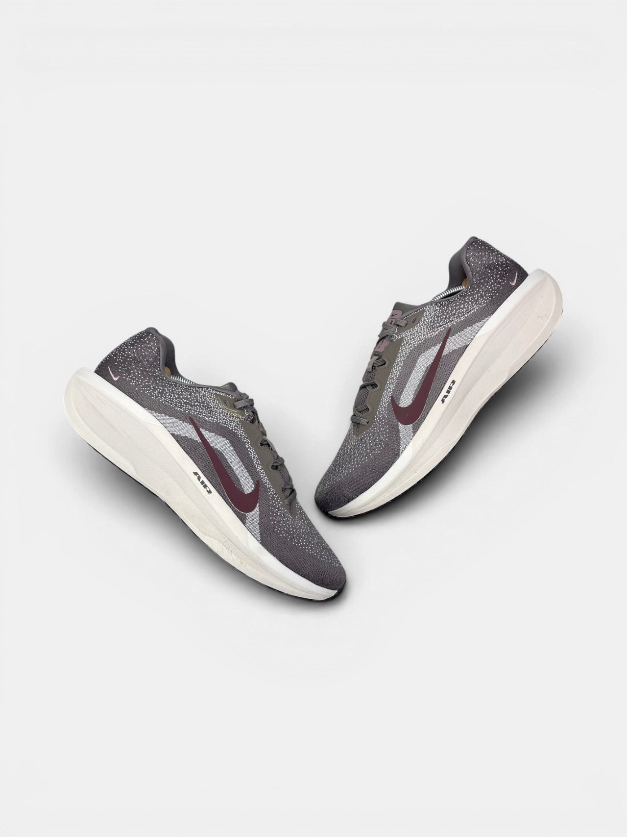 Nike Air Winflo 11 Cave Stone / Burgundy Crush — buty sportowe męskie w bardzo dobrym stanie rozmiar 47, widok z góry na zewnętrzną stronę butów