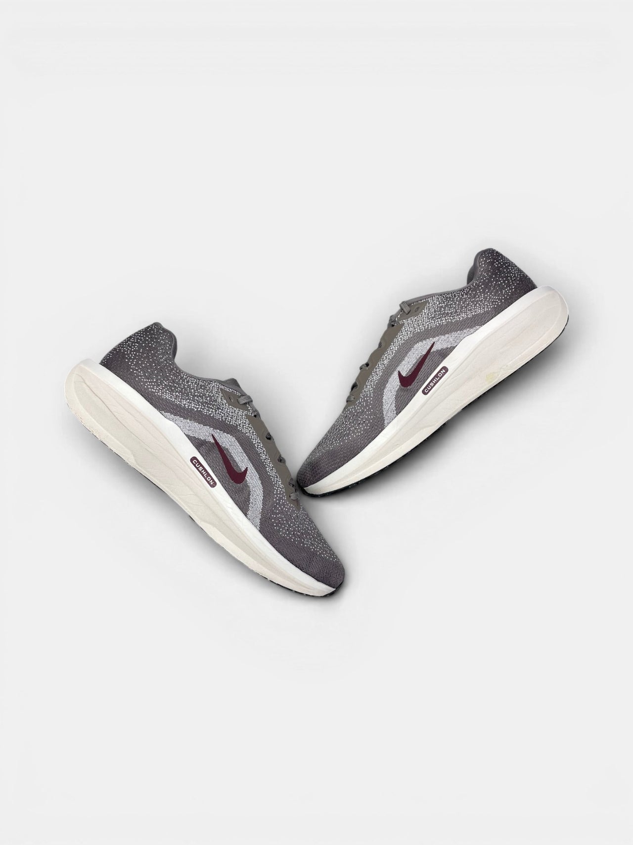 Nike Air Winflo 11 Cave Stone / Burgundy Crush — buty sportowe męskie w bardzo dobrym stanie rozmiar 47, zewnętrzny panel prawego buta