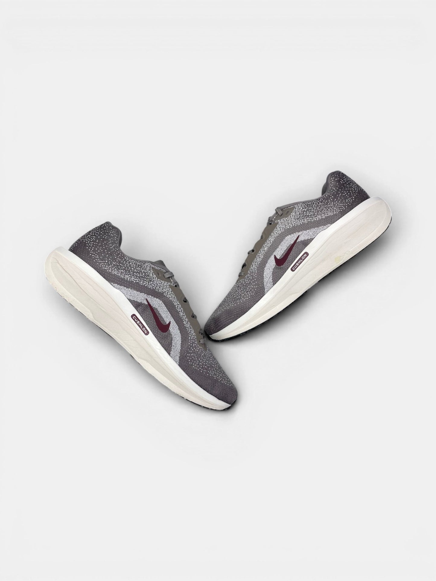 Nike Air Winflo 11 Cave Stone / Burgundy Crush — buty sportowe męskie w bardzo dobrym stanie rozmiar 47, zewnętrzny panel prawego buta