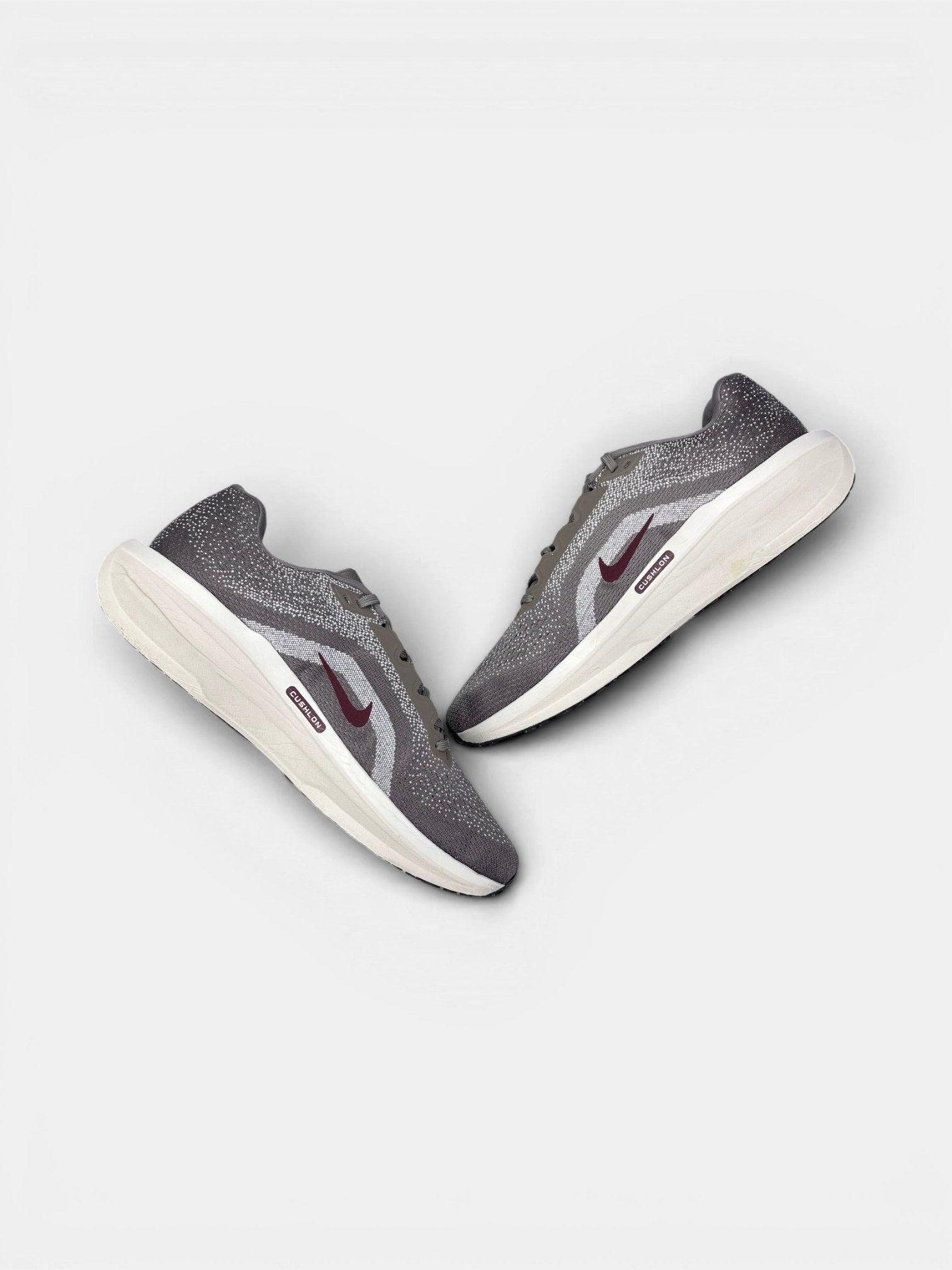 Nike Air Winflo 11 Cave Stone / Burgundy Crush — buty sportowe męskie w bardzo dobrym stanie rozmiar 47, zewnętrzny panel prawego buta
