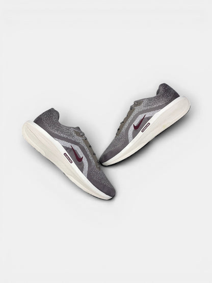 Nike Air Winflo 11 Cave Stone / Burgundy Crush — buty sportowe męskie w bardzo dobrym stanie rozmiar 47, zewnętrzny panel prawego buta