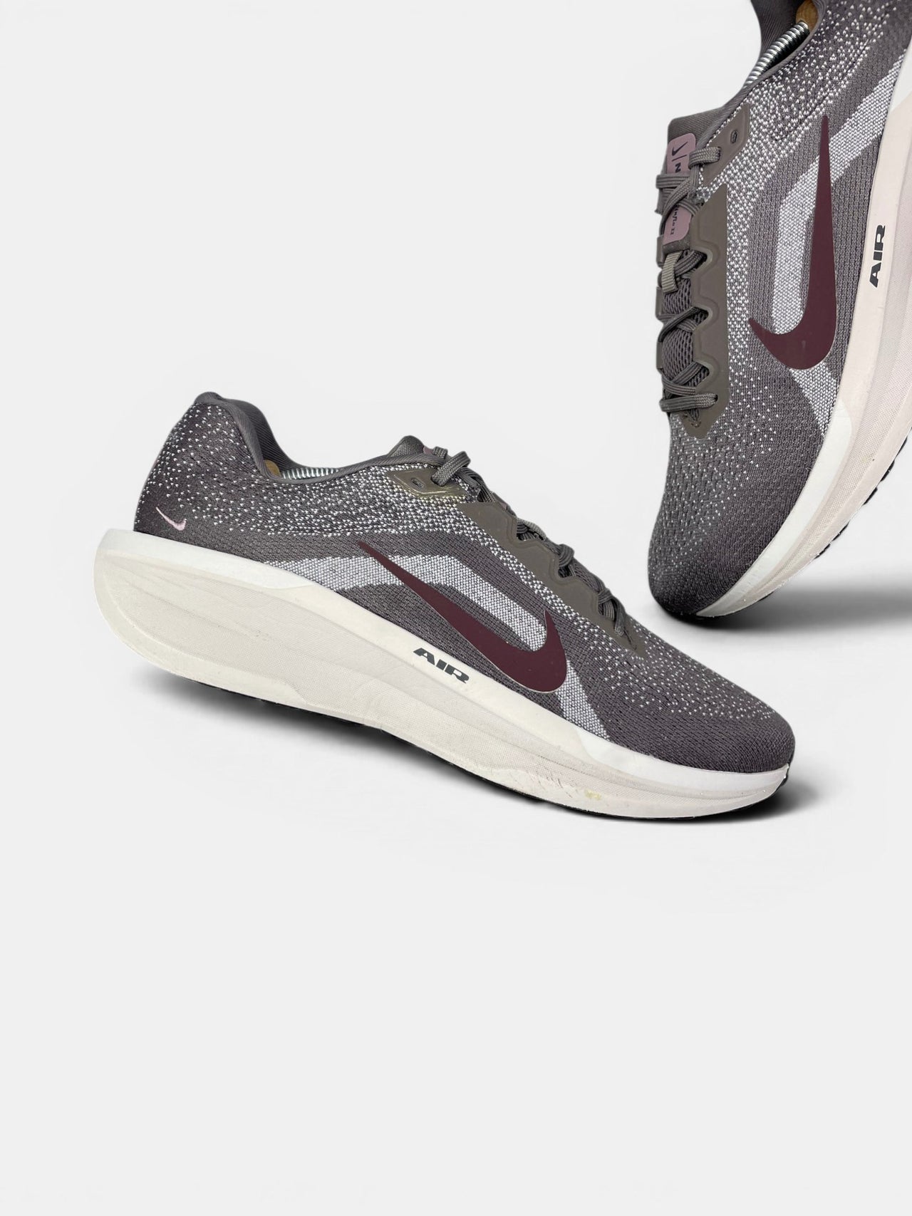 Nike Air Winflo 11 Cave Stone / Burgundy Crush — buty sportowe męskie w bardzo dobrym stanie rozmiar 47, zewnętrzny panel lewego buta