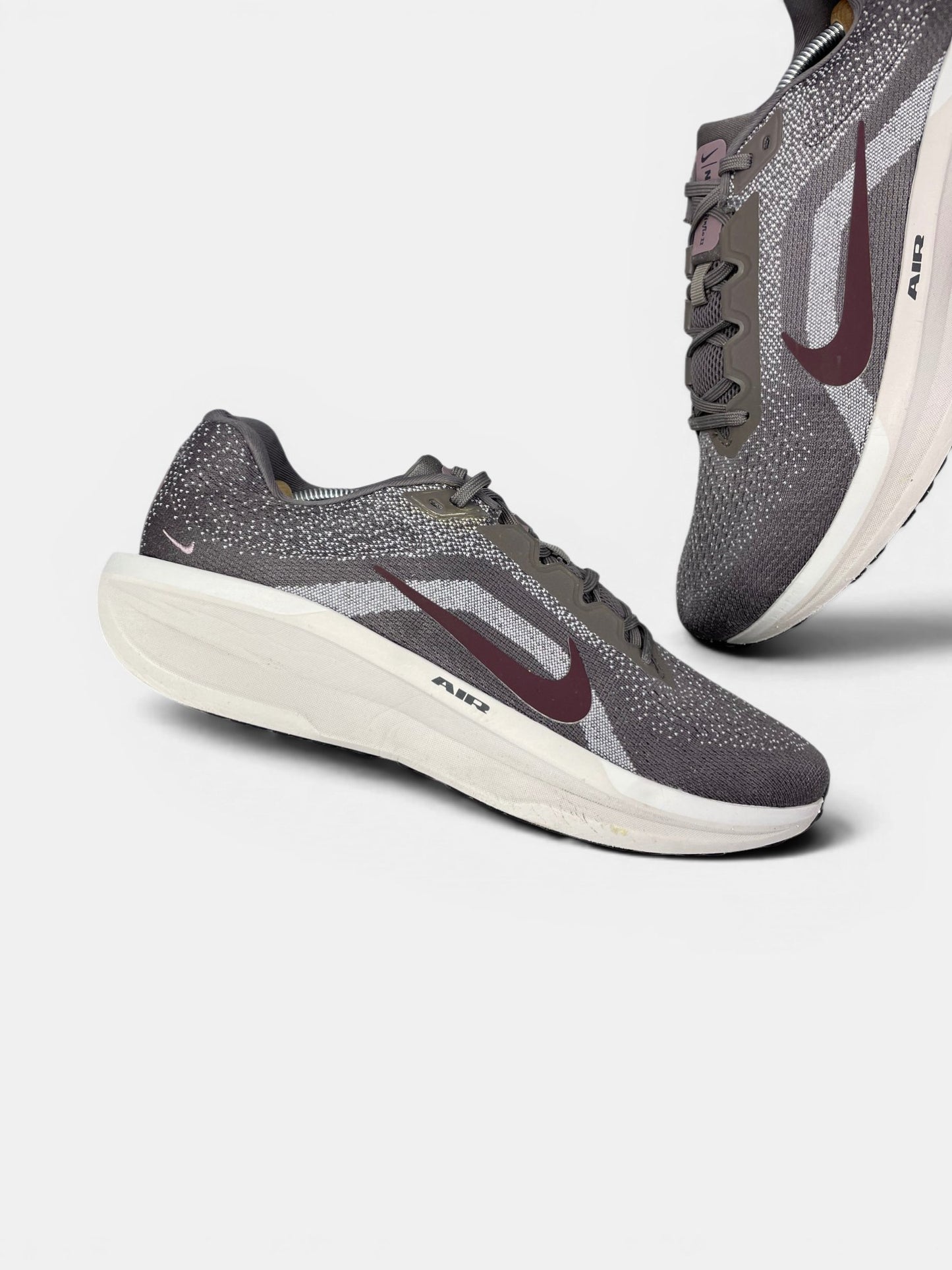 Nike Air Winflo 11 Cave Stone / Burgundy Crush — buty sportowe męskie w bardzo dobrym stanie rozmiar 47, zewnętrzny panel lewego buta