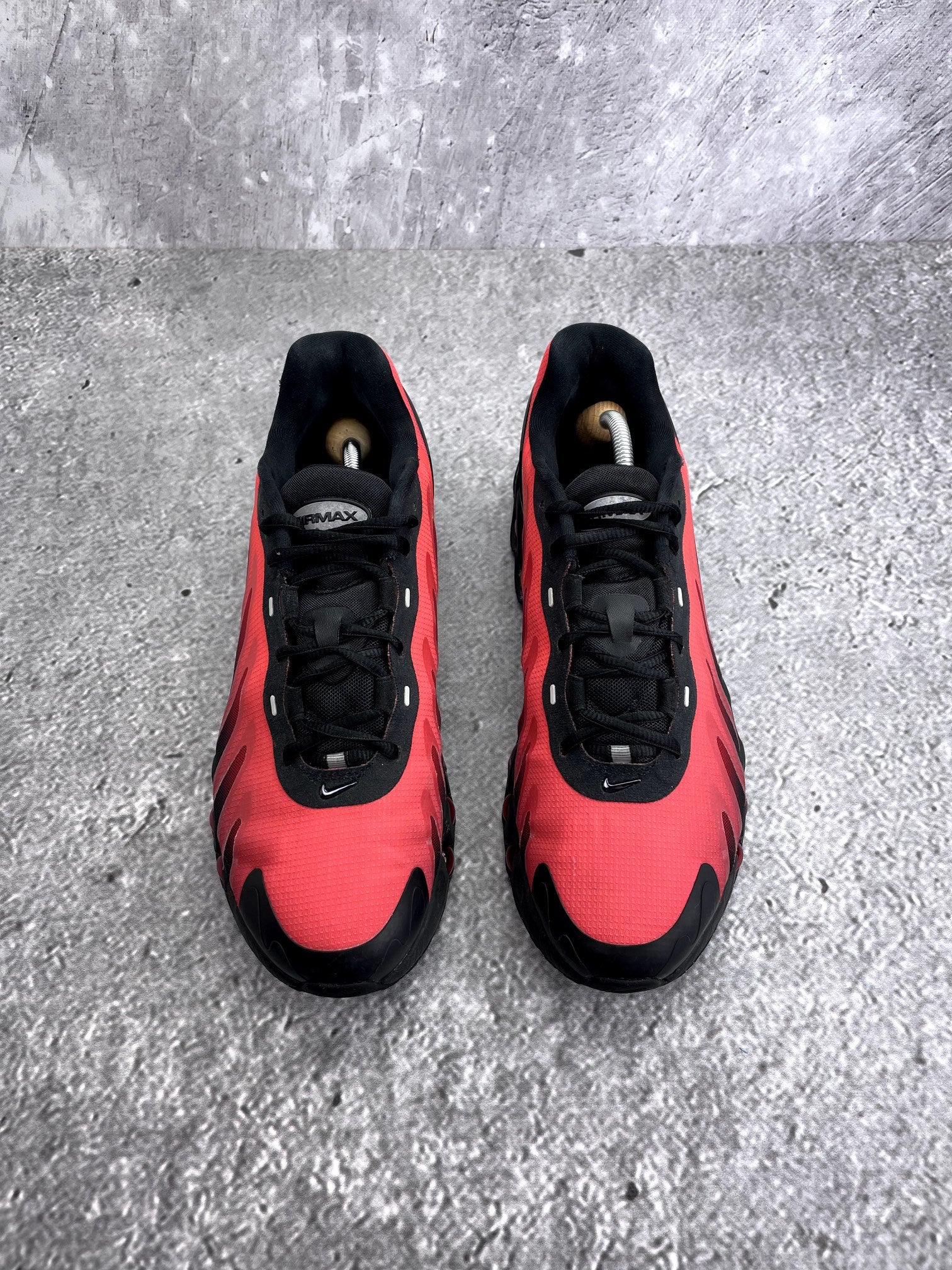 Nike Air Max Dn8 Black Bright Crimson — buty sportowe męskie w bardzo dobrym stanie rozmiar 44.5, widok z góry
