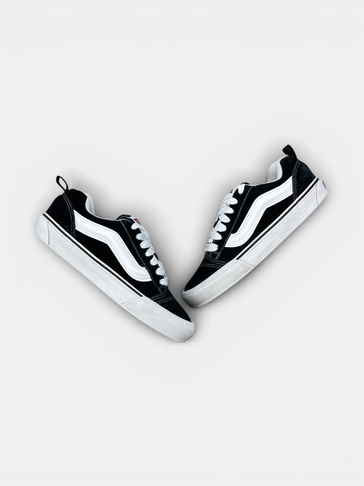 Vans Old Skool — buty sportowe męskie w bardzo dobrym stanie rozmiar 42, widok z góry na zewnętrzną stronę butów