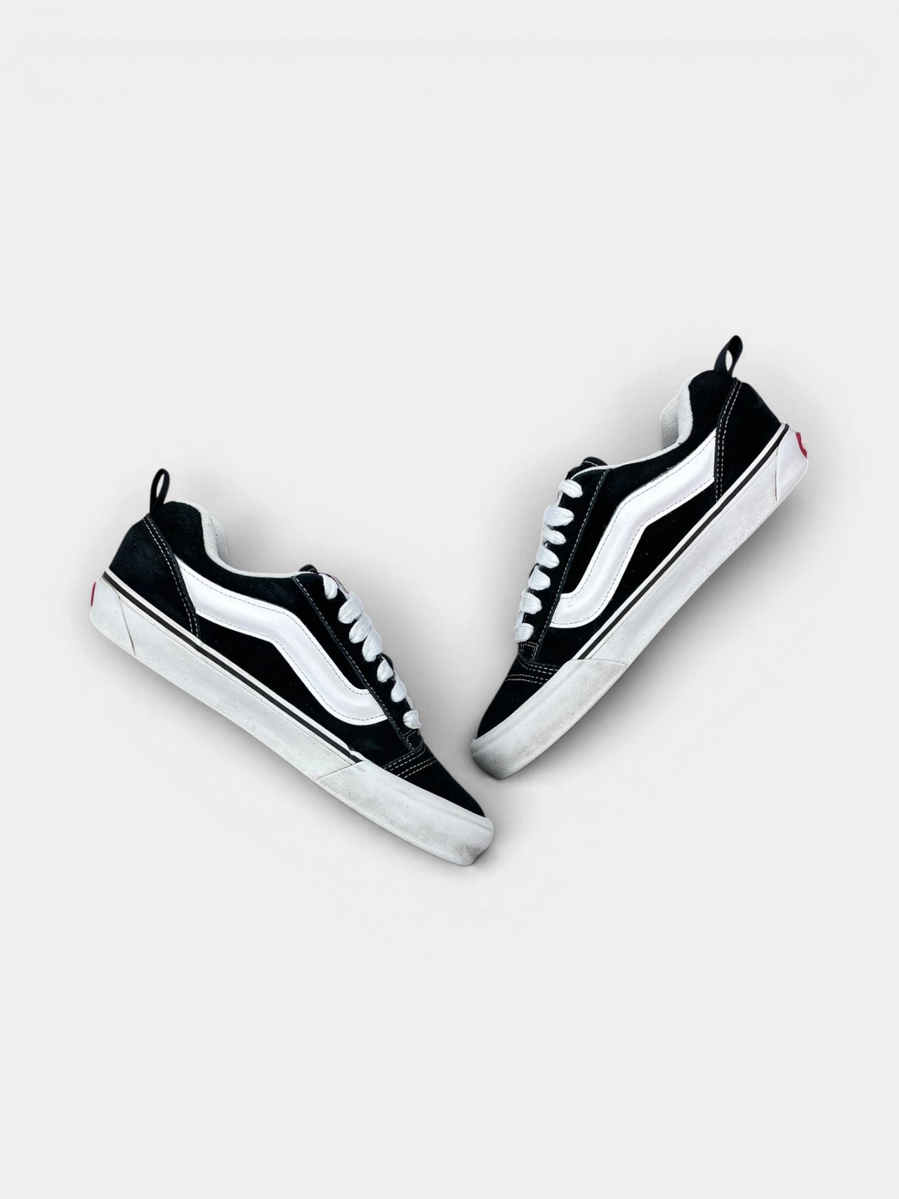 Vans Old Skool — buty sportowe męskie w bardzo dobrym stanie rozmiar 42, zewnętrzny panel prawego buta