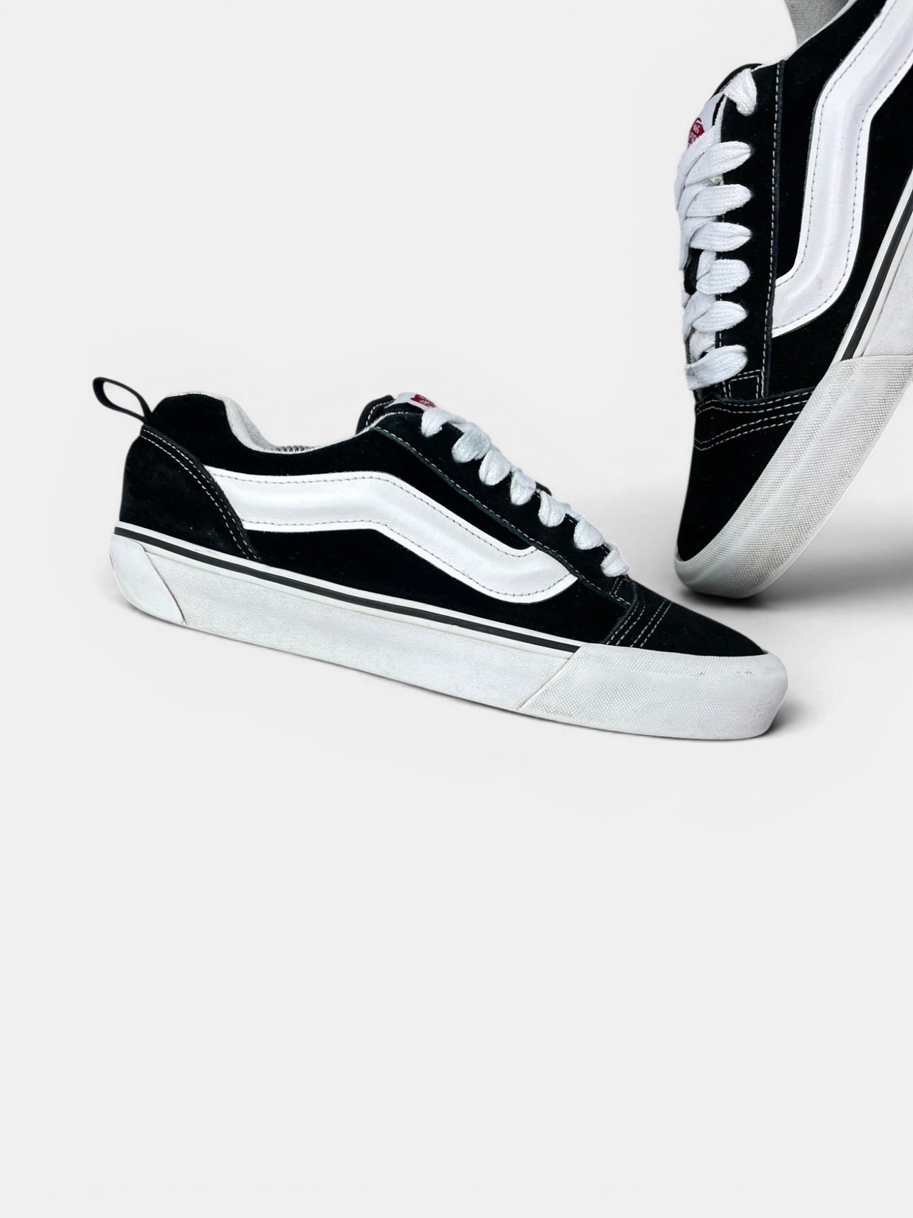 Vans Old Skool — buty sportowe męskie w bardzo dobrym stanie rozmiar 42, zewnętrzny panel lewego buta