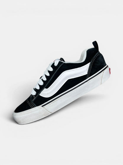 Vans Old Skool — buty sportowe męskie w bardzo dobrym stanie rozmiar 42, widok z góry na wewnętrzną stronę butów
