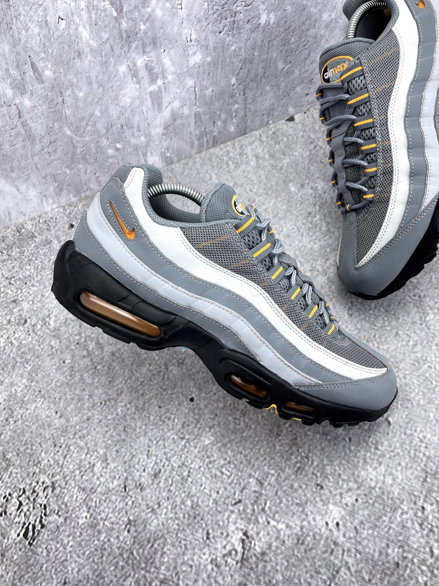 Nike Air Max 95 Cool Grey Sundial — buty sportowe męskie w bardzo dobrym stanie rozmiar 44, zewnętrzny panel prawego buta