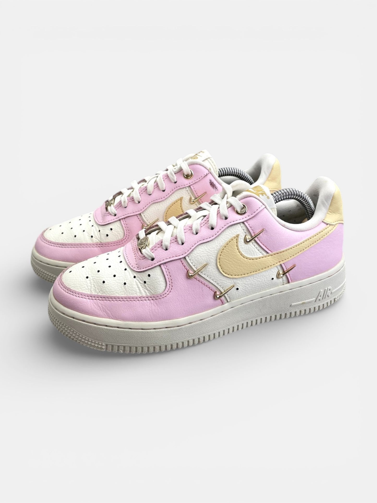 Nike Air Force 1 '07 LX Pink Foam - buty sportowe, widok z boku