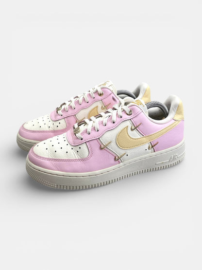 Nike Air Force 1 '07 LX Pink Foam - buty sportowe, widok z boku