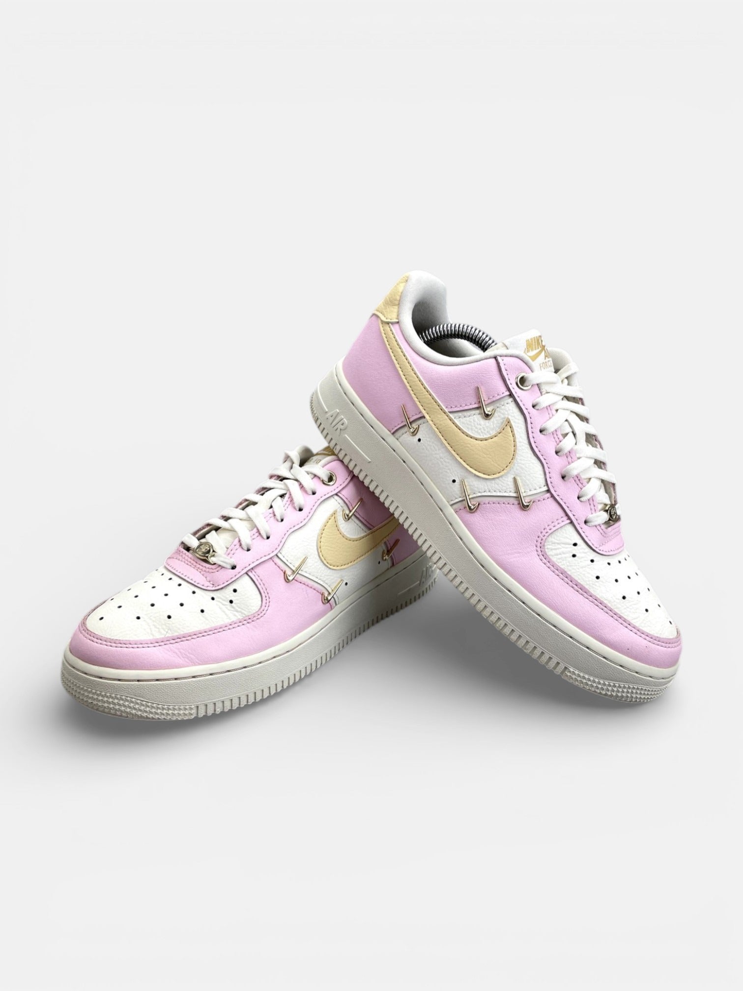 Nike Air Force 1 '07 LX Pink Foam - buty sportowe, boczny profil