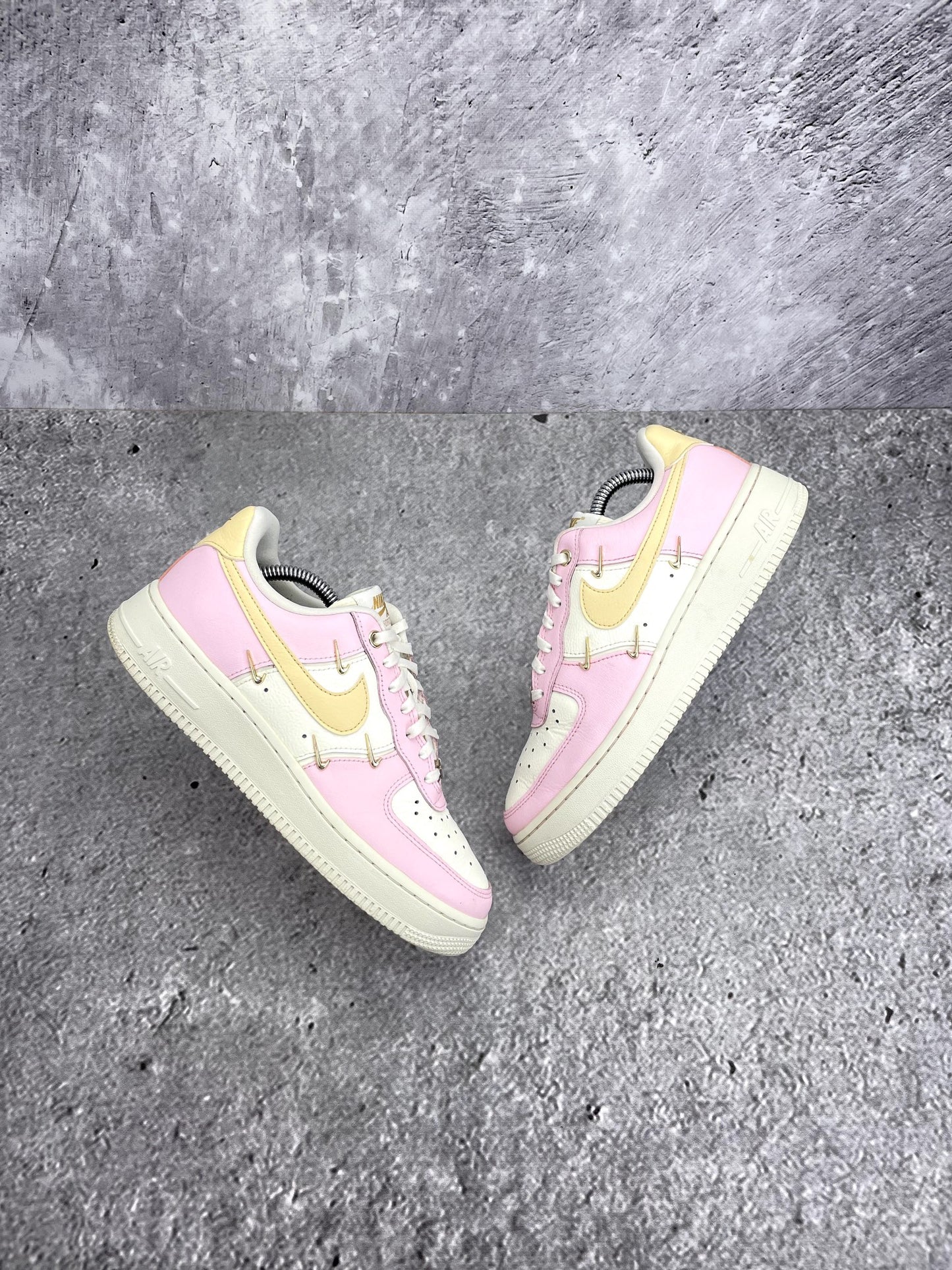 Nike Air Force 1 '07 LX Pink Foam - buty sportowe, widok z góry na zewnętrzną stronę butów