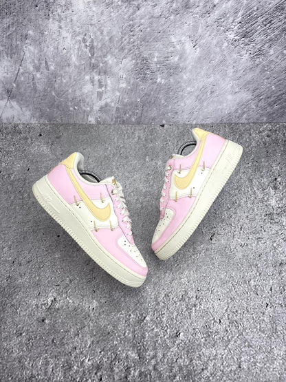 Nike Air Force 1 '07 LX Pink Foam - buty sportowe, widok z góry na zewnętrzną stronę butów