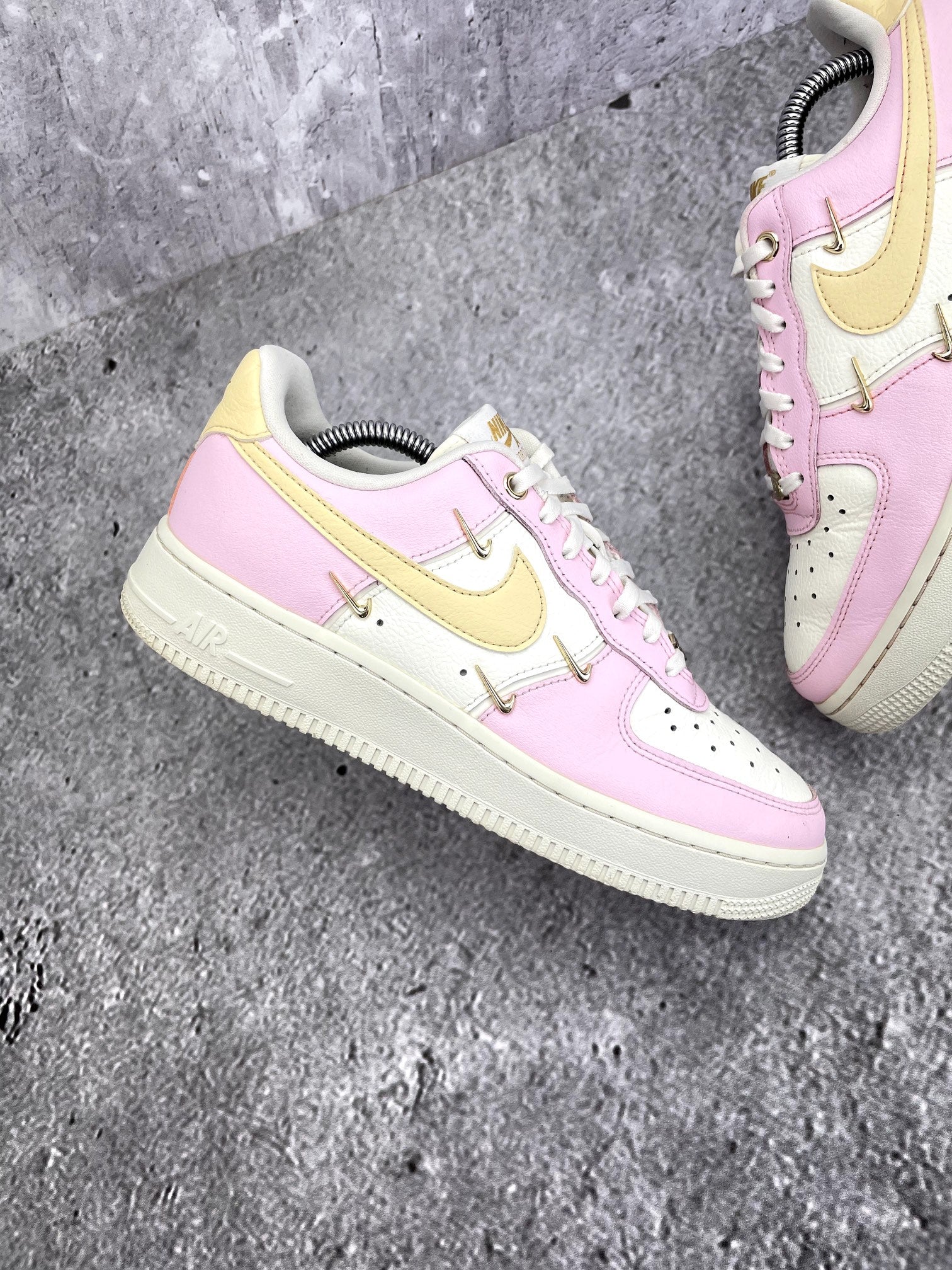 Nike Air Force 1 '07 LX Pink Foam - buty sportowe, zewnętrzny panel prawego buta