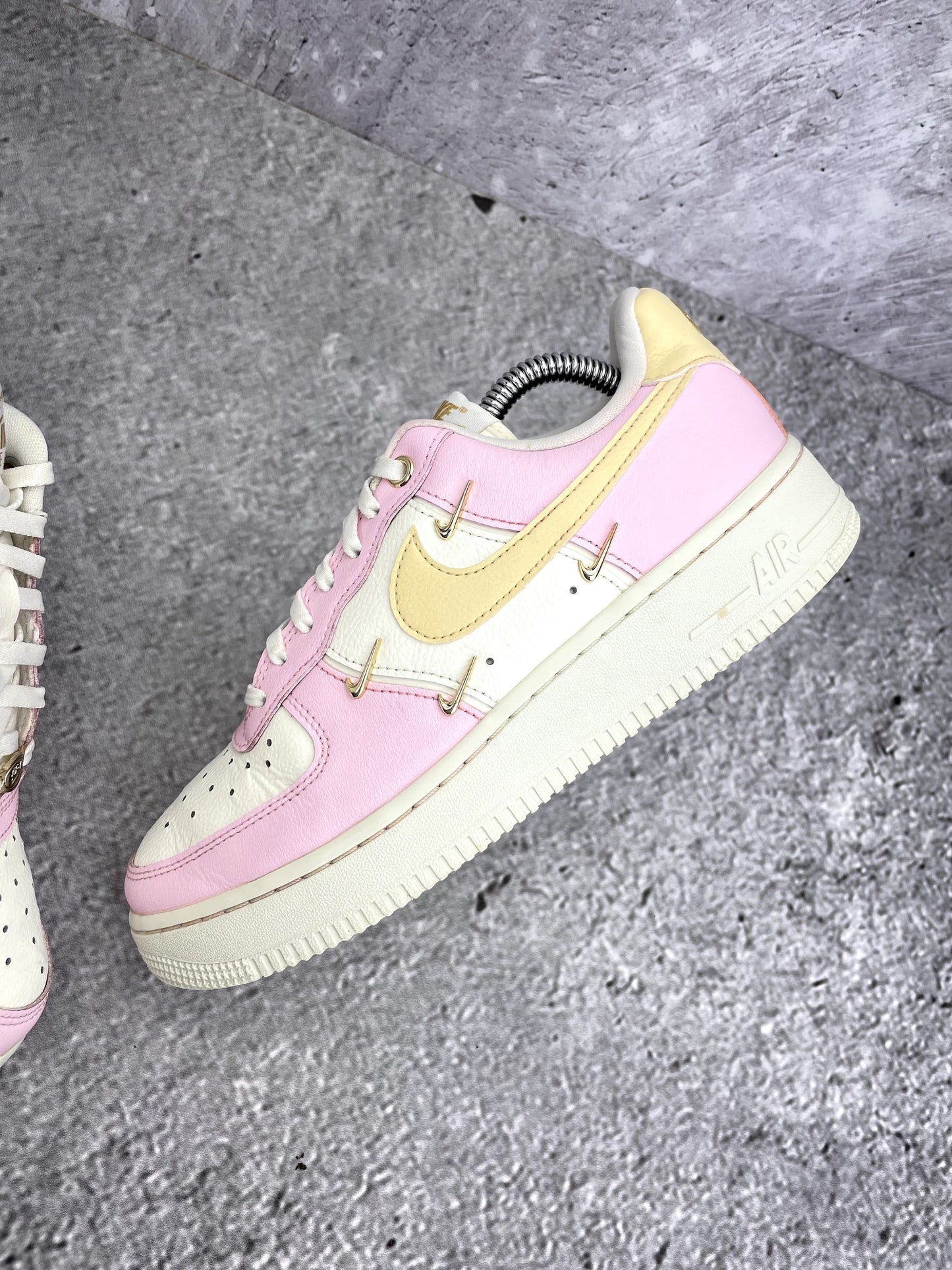Nike Air Force 1 '07 LX Pink Foam - buty sportowe, zewnętrzny panel lewego buta