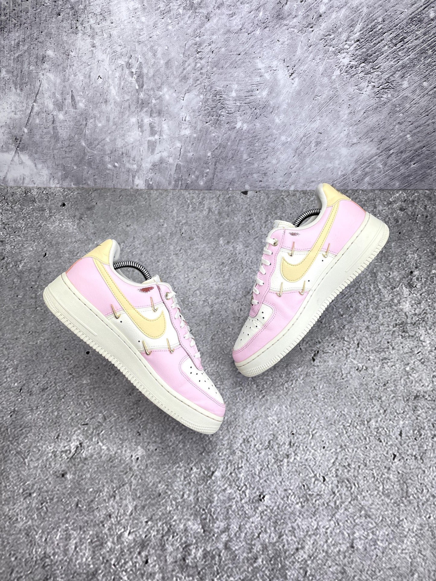 Nike Air Force 1 '07 LX Pink Foam - buty sportowe, widok z góry na wewnętrzną stronę butów