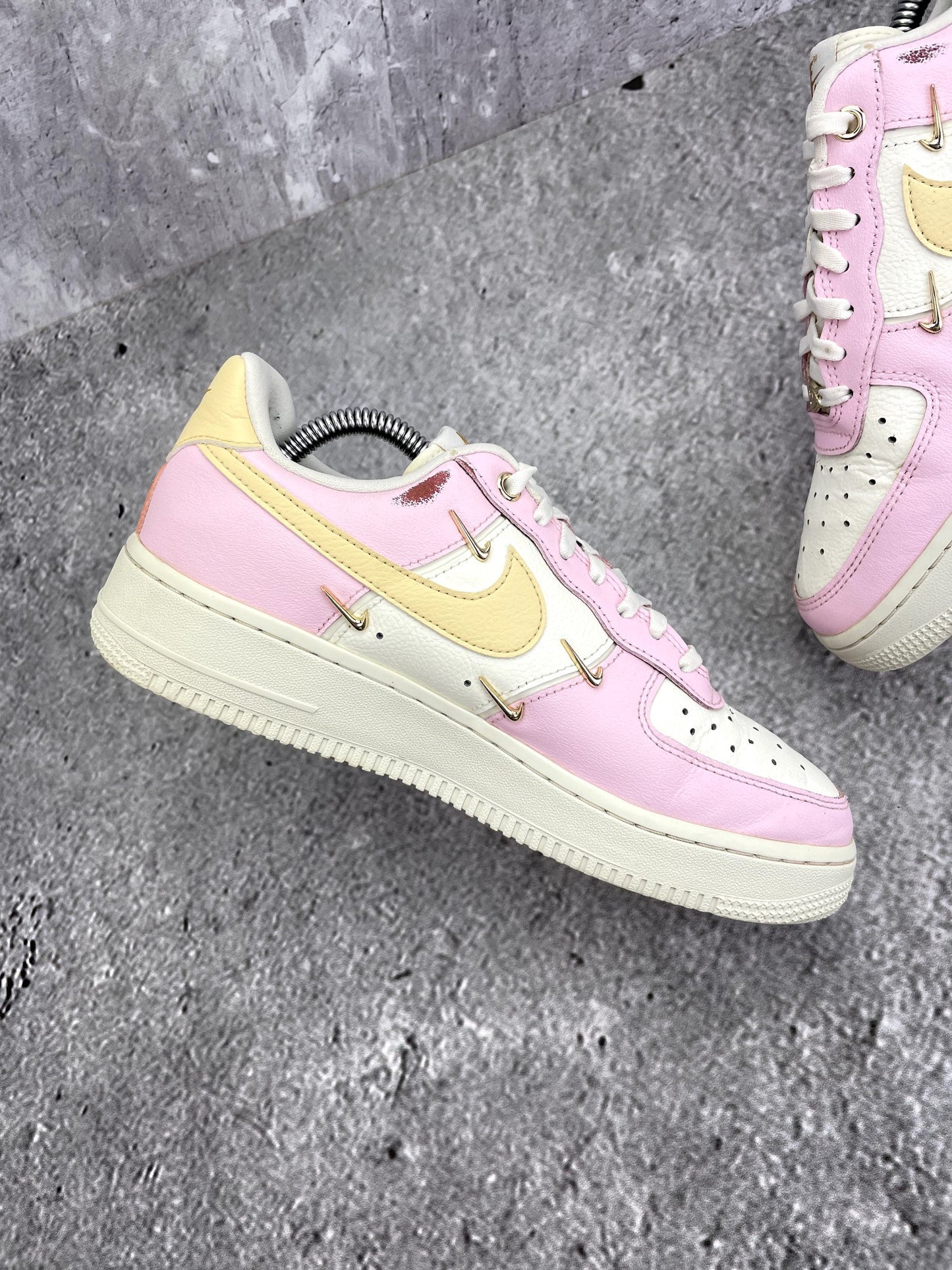 Nike Air Force 1 '07 LX Pink Foam - buty sportowe, wewnętrzny panel lewego buta