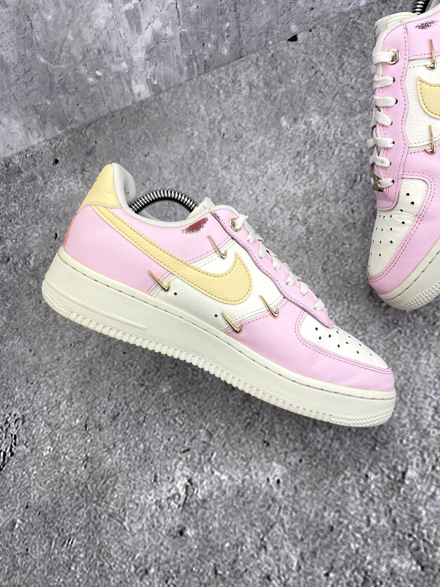 Nike Air Force 1 '07 LX Pink Foam - buty sportowe, wewnętrzny panel lewego buta