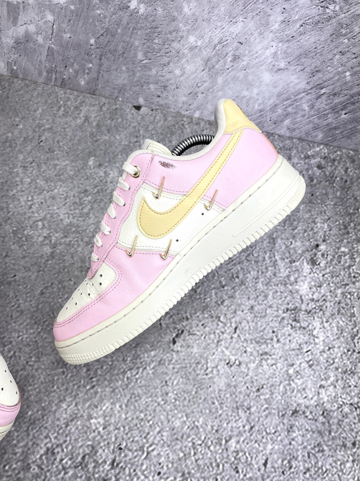 Nike Air Force 1 '07 LX Pink Foam - buty sportowe, wewnętrzny panel prawego buta