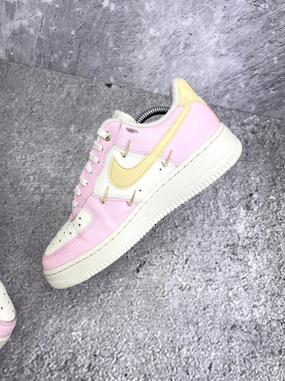 Nike Air Force 1 '07 LX Pink Foam - buty sportowe, wewnętrzny panel prawego buta