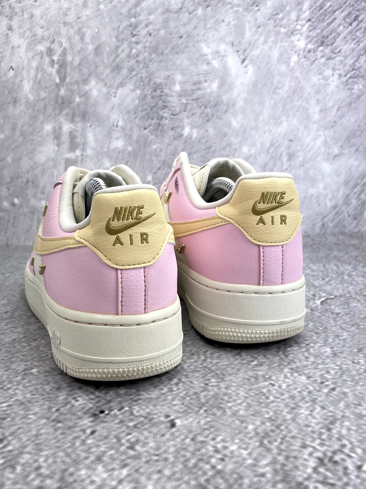 Nike Air Force 1 '07 LX Pink Foam - buty sportowe, widok z tyłu