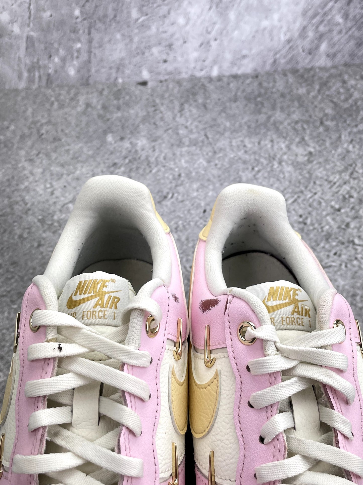 Nike Air Force 1 '07 LX Pink Foam - buty sportowe, zapiętki butów