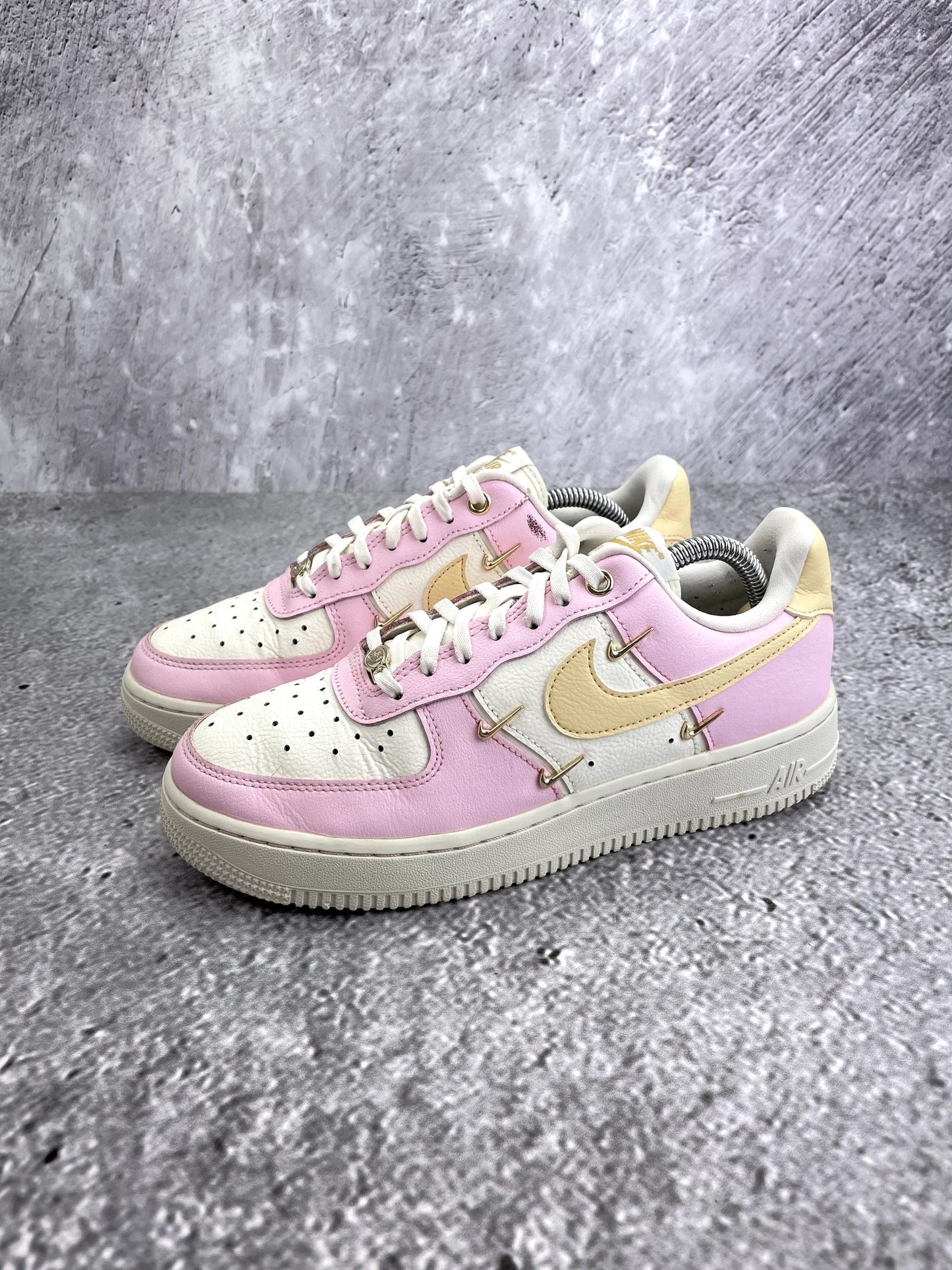 Nike Air Force 1 '07 LX Pink Foam - buty sportowe, widok z boku na tle studyjnym