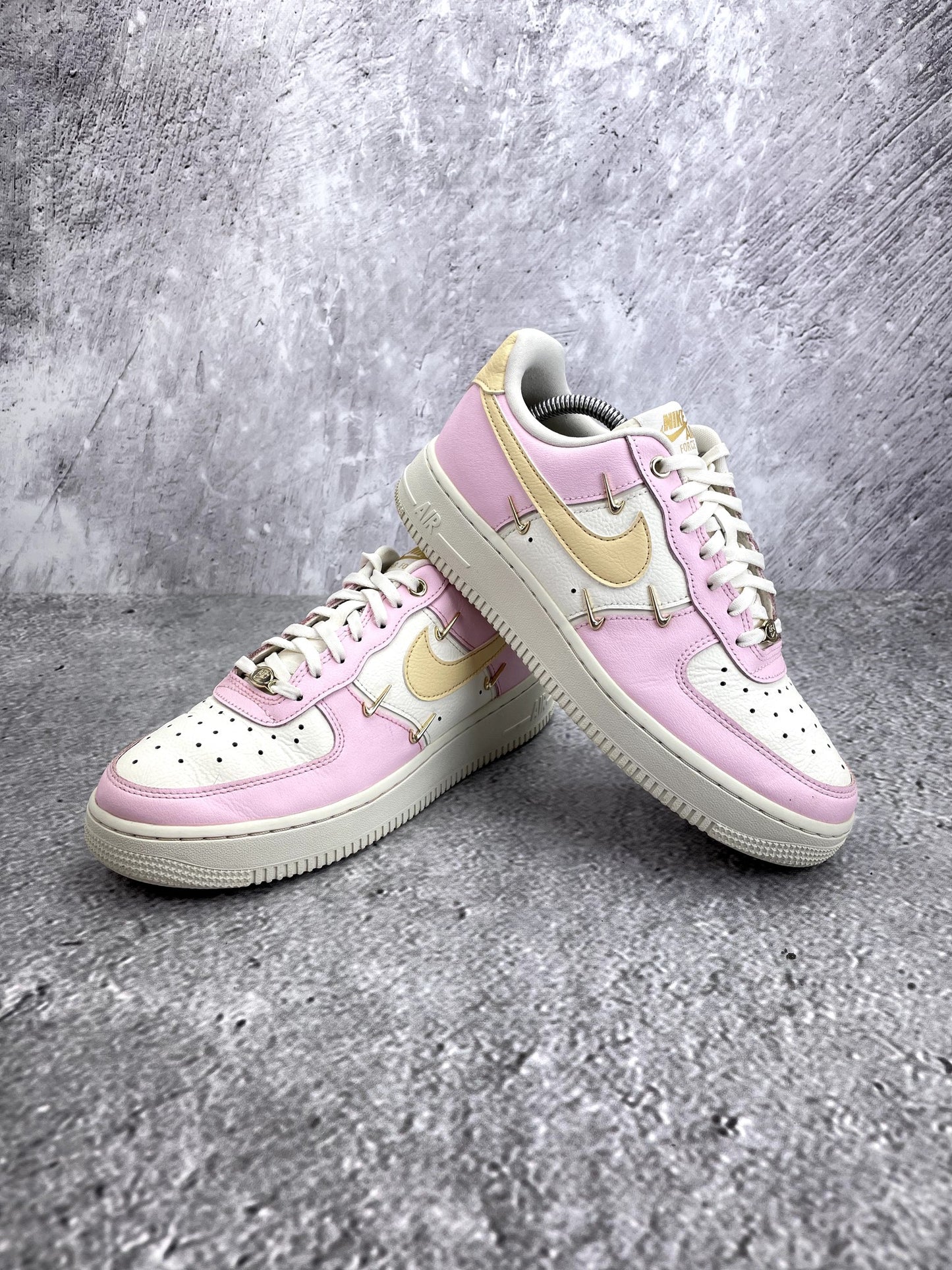 Nike Air Force 1 '07 LX Pink Foam - buty sportowe, para butów, widok z boku na tle studyjnym
