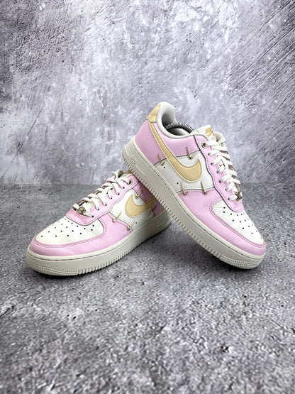 Nike Air Force 1 '07 LX Pink Foam - buty sportowe, para butów, widok z boku na tle studyjnym
