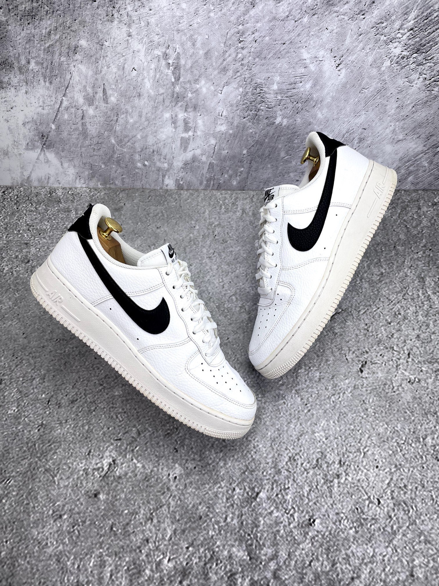 Nike Air Force 1 Low White/Black — buty sportowe męskie w bardzo dobrym stanie rozmiar 44.5, widok z góry na zewnętrzną stronę butów