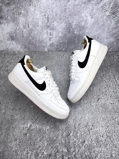 Nike Air Force 1 Low White/Black — buty sportowe męskie w bardzo dobrym stanie rozmiar 44.5, widok z góry na zewnętrzną stronę butów