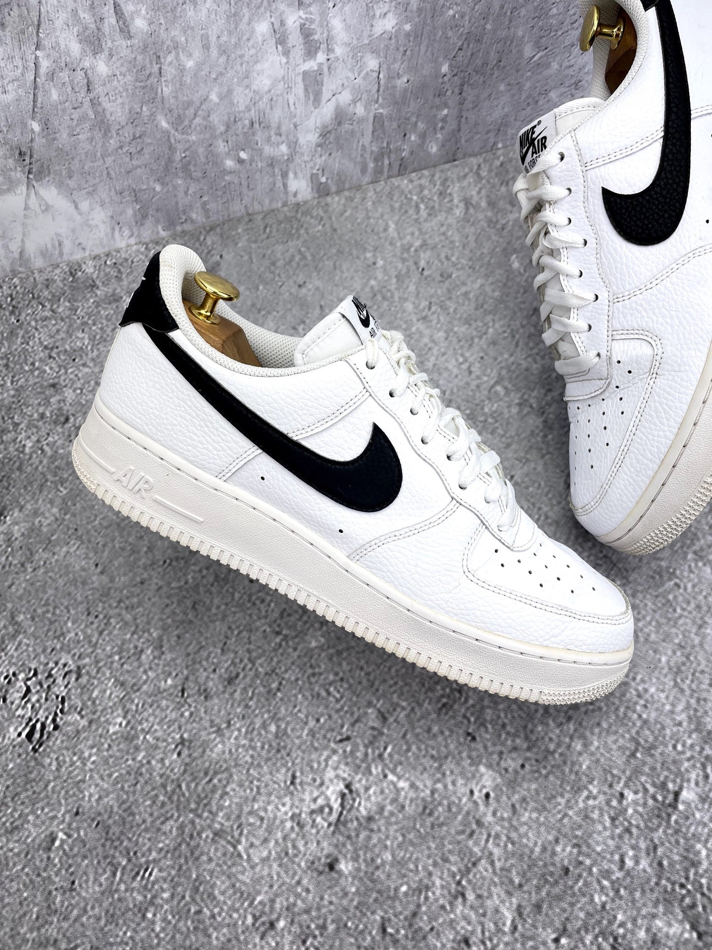 Nike Air Force 1 Low White/Black — buty sportowe męskie w bardzo dobrym stanie rozmiar 44.5, zewnętrzny panel prawego buta