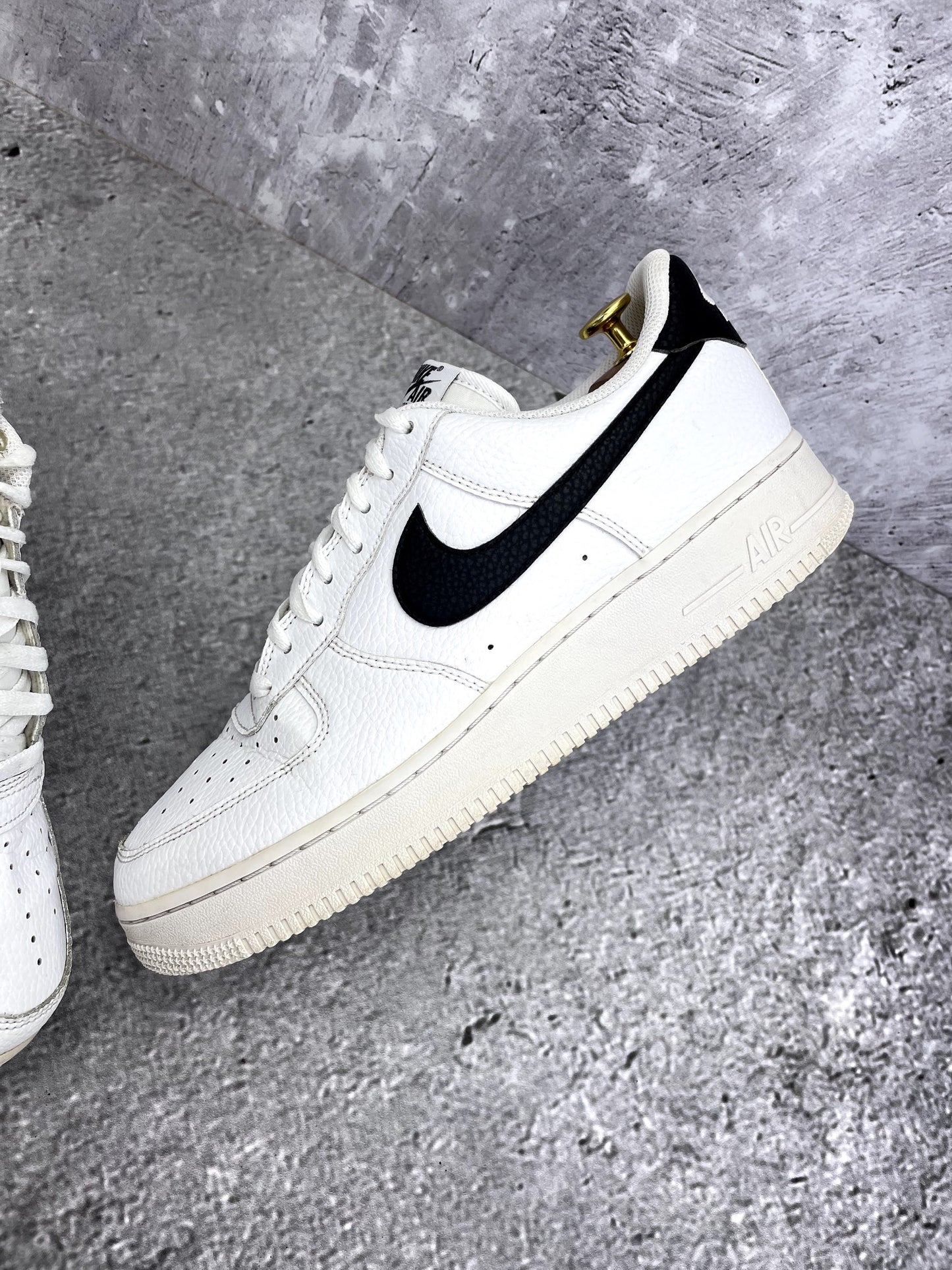 Nike Air Force 1 Low White/Black — buty sportowe męskie w bardzo dobrym stanie rozmiar 44.5, zewnętrzny panel lewego buta