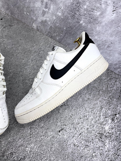 Nike Air Force 1 Low White/Black — buty sportowe męskie w bardzo dobrym stanie rozmiar 44.5, zewnętrzny panel lewego buta
