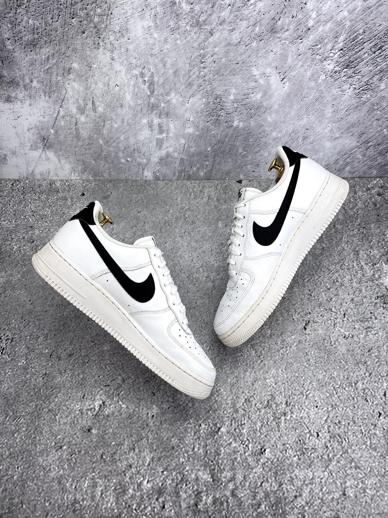 Nike Air Force 1 Low White/Black — buty sportowe męskie w bardzo dobrym stanie rozmiar 44.5, widok z góry na wewnętrzną stronę butów