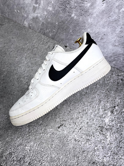 Nike Air Force 1 Low White/Black — buty sportowe męskie w bardzo dobrym stanie rozmiar 44.5, wewnętrzny panel prawego buta