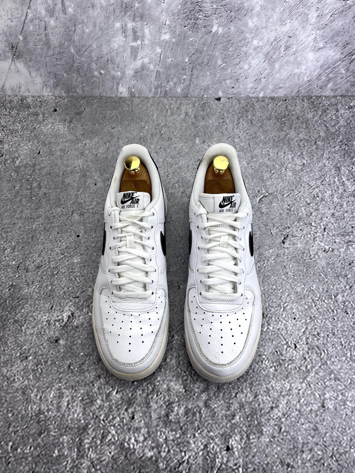 Nike Air Force 1 Low White/Black — buty sportowe męskie w bardzo dobrym stanie rozmiar 44.5, widok z góry