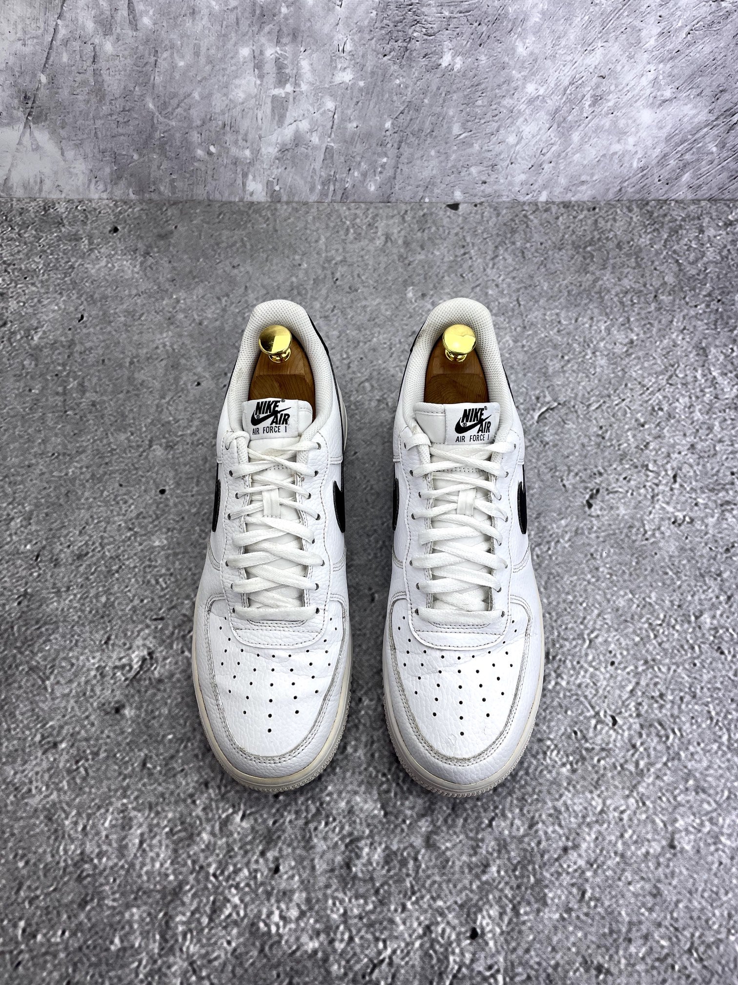 Nike Air Force 1 Low White/Black — buty sportowe męskie w bardzo dobrym stanie rozmiar 44.5, widok z góry