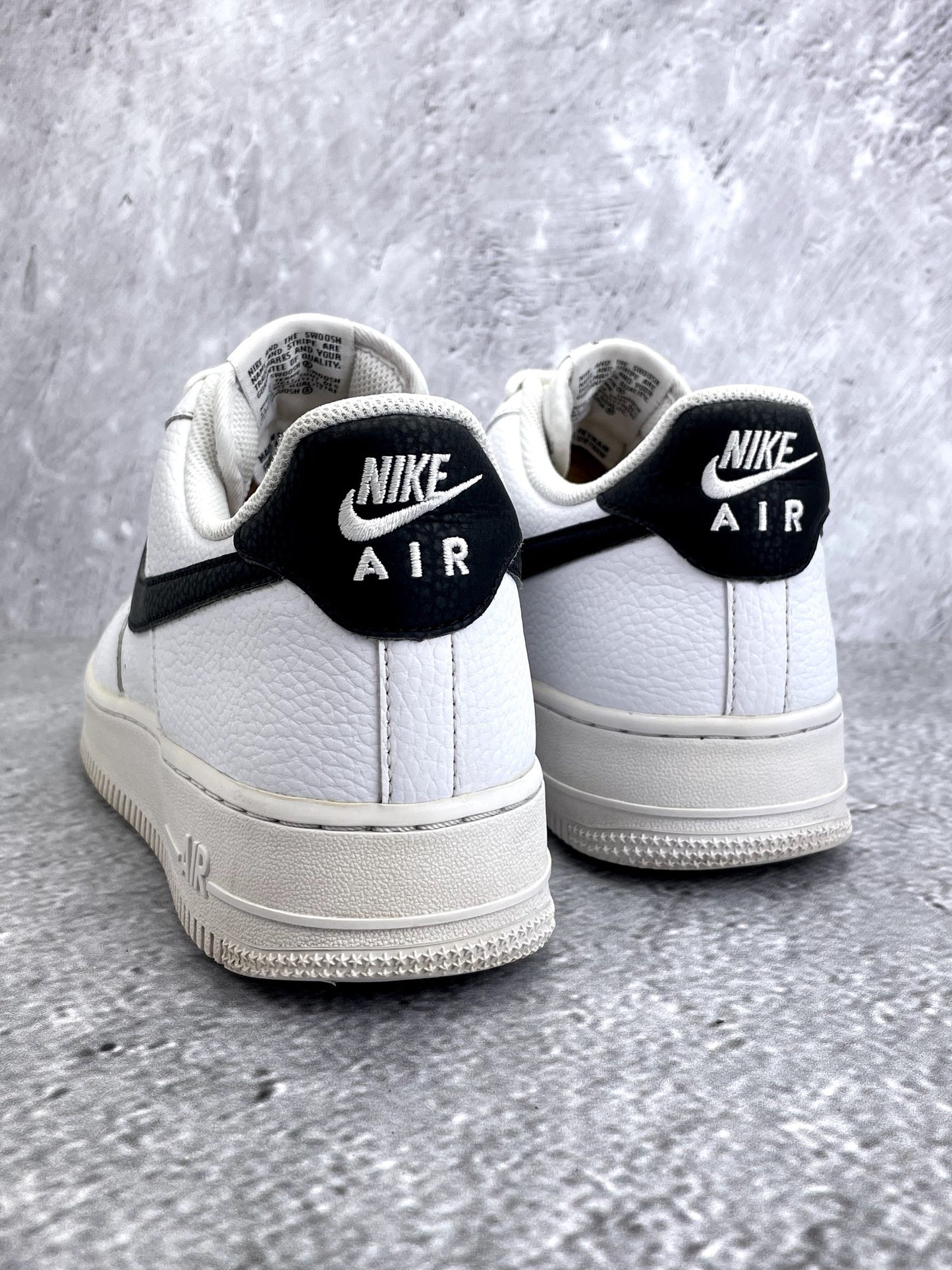 Nike Air Force 1 Low White/Black — buty sportowe męskie w bardzo dobrym stanie rozmiar 44.5, widok z tyłu