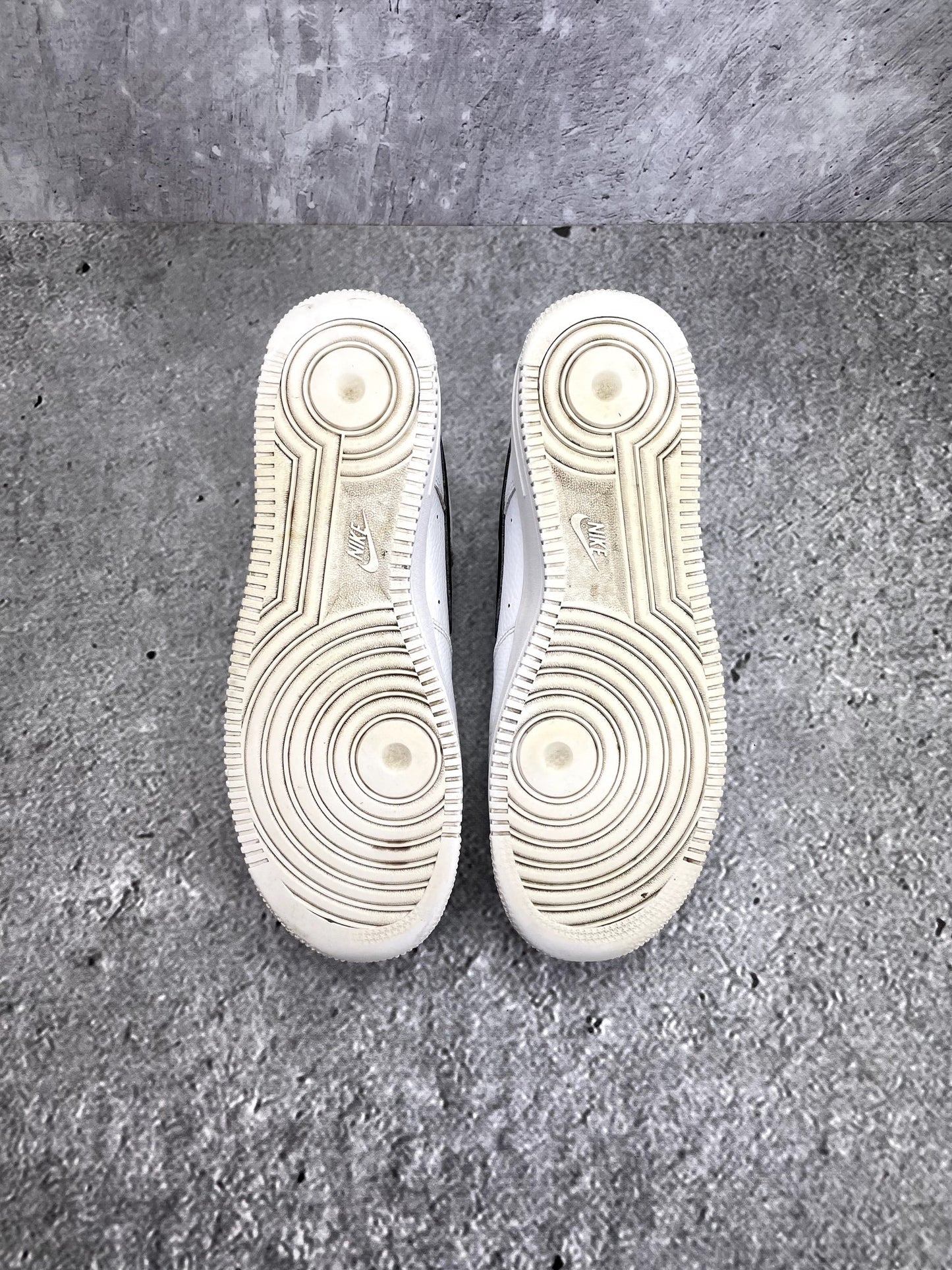 Nike Air Force 1 Low White/Black — buty sportowe męskie w bardzo dobrym stanie rozmiar 44.5, podeszwa