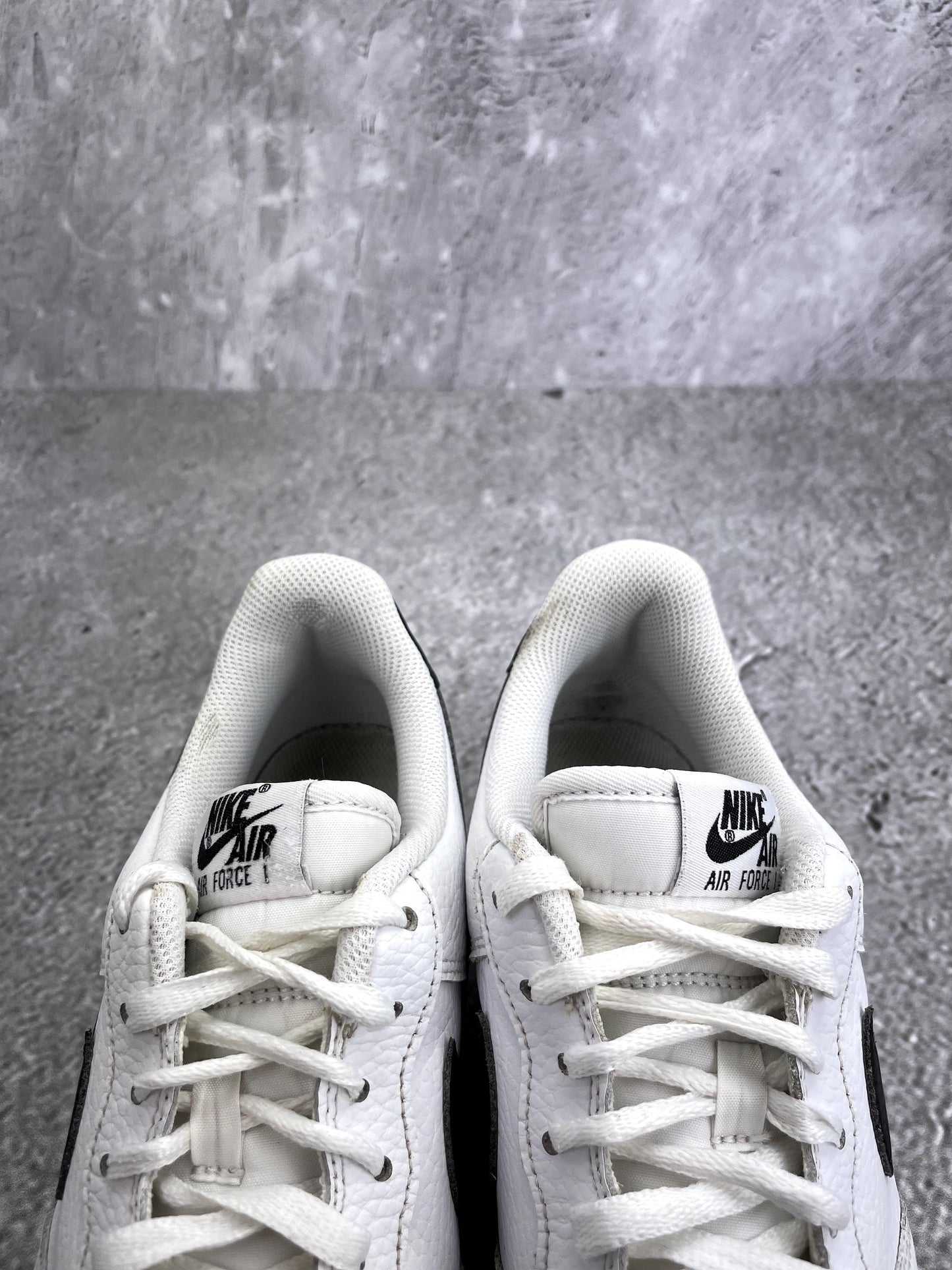 Nike Air Force 1 Low White/Black — buty sportowe męskie w bardzo dobrym stanie rozmiar 44.5, zapiętki butów