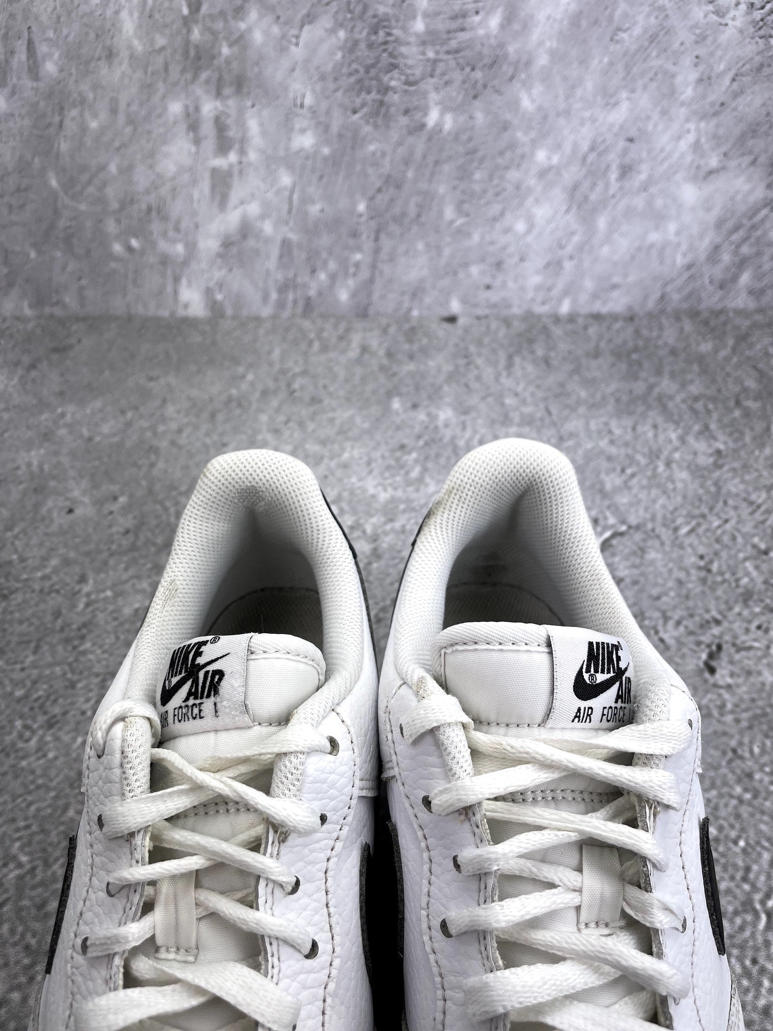 Nike Air Force 1 Low White/Black — buty sportowe męskie w bardzo dobrym stanie rozmiar 44.5, zapiętki butów