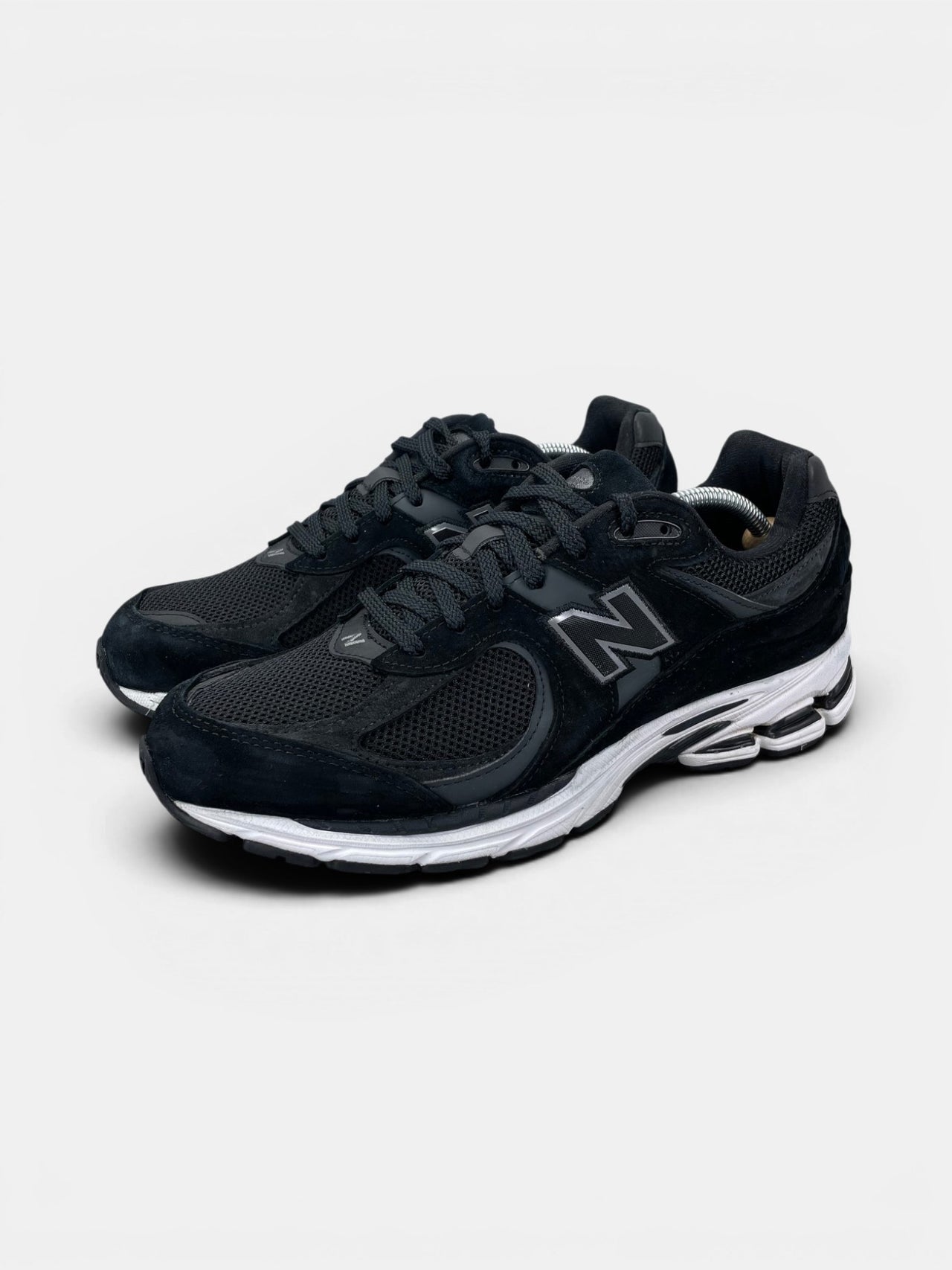 New Balance 2002R — buty sportowe męskie w bardzo dobrym stanie rozmiar 45, widok z boku