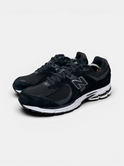 New Balance 2002R — buty sportowe męskie w bardzo dobrym stanie rozmiar 45, widok z boku