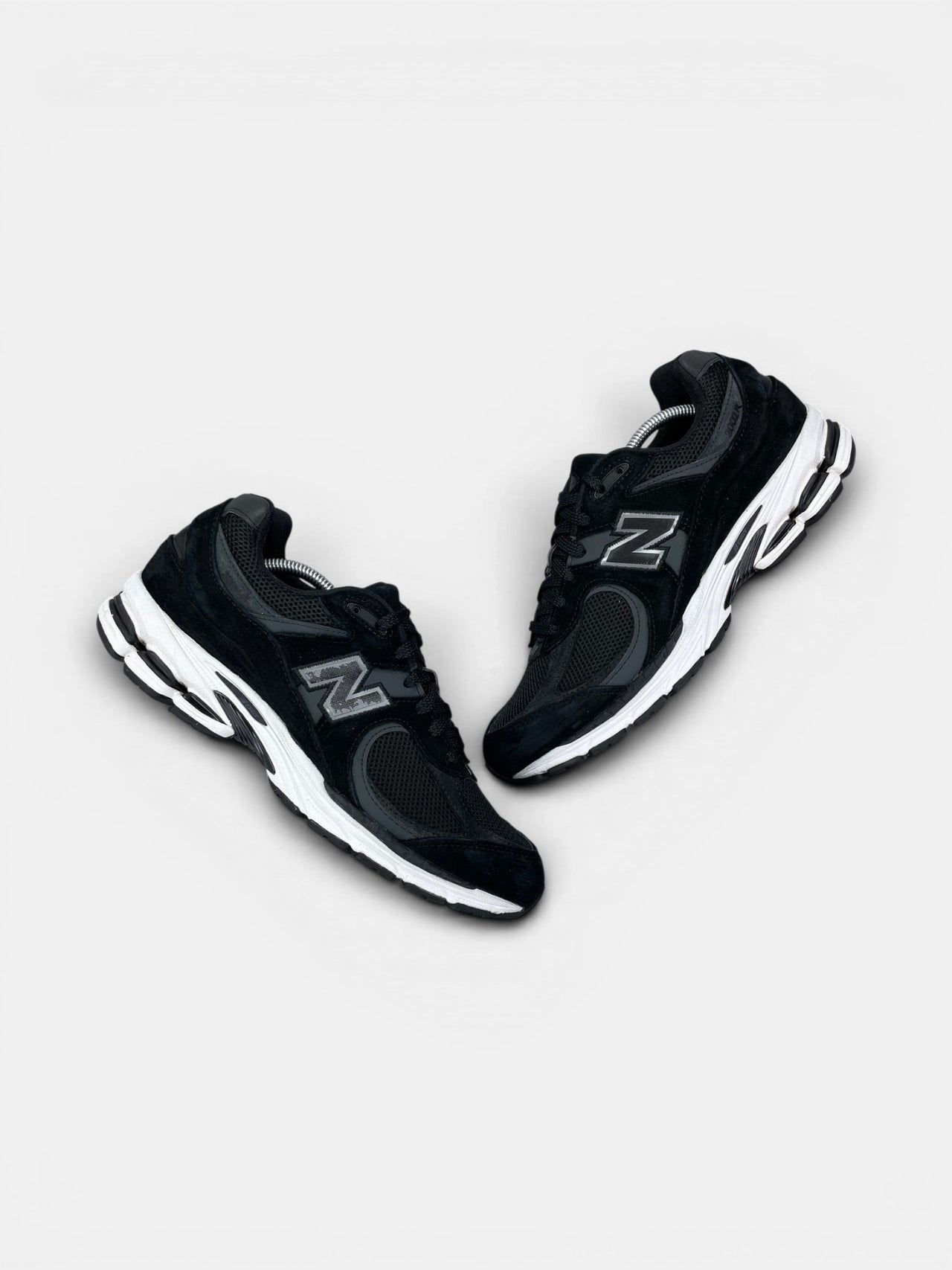 New Balance 2002R — buty sportowe męskie w bardzo dobrym stanie rozmiar 45, widok z góry na zewnętrzną stronę butów