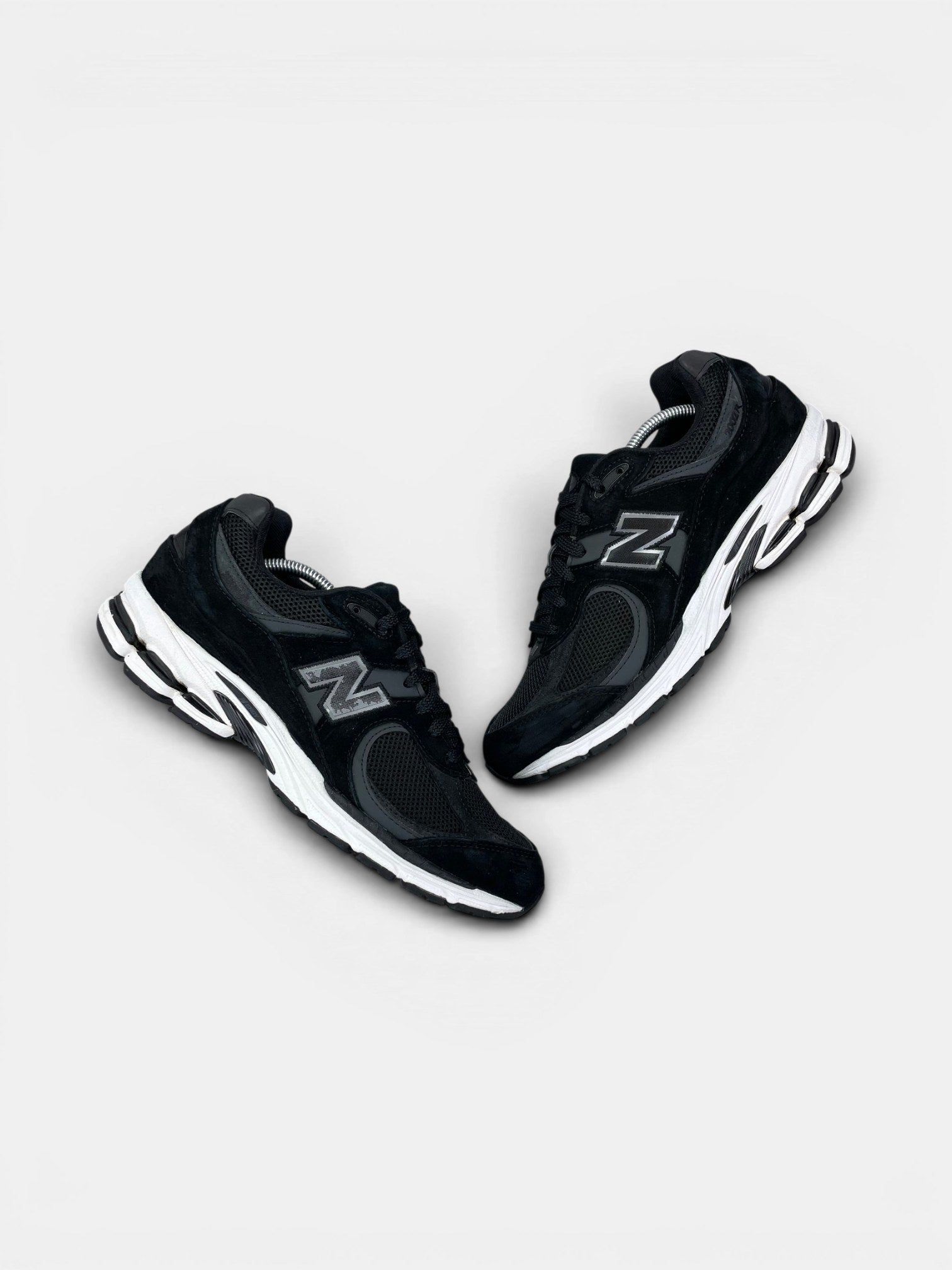 New Balance 2002R — buty sportowe męskie w bardzo dobrym stanie rozmiar 45, widok z góry na zewnętrzną stronę butów