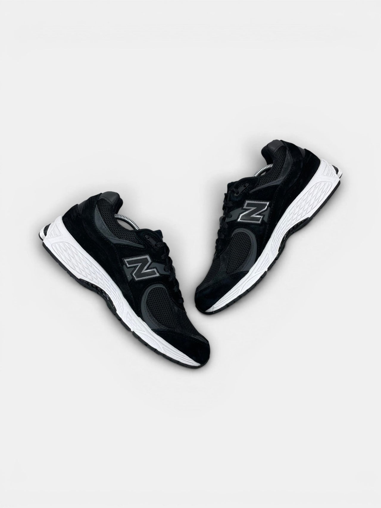New Balance 2002R — buty sportowe męskie w bardzo dobrym stanie rozmiar 45, zewnętrzny panel prawego buta
