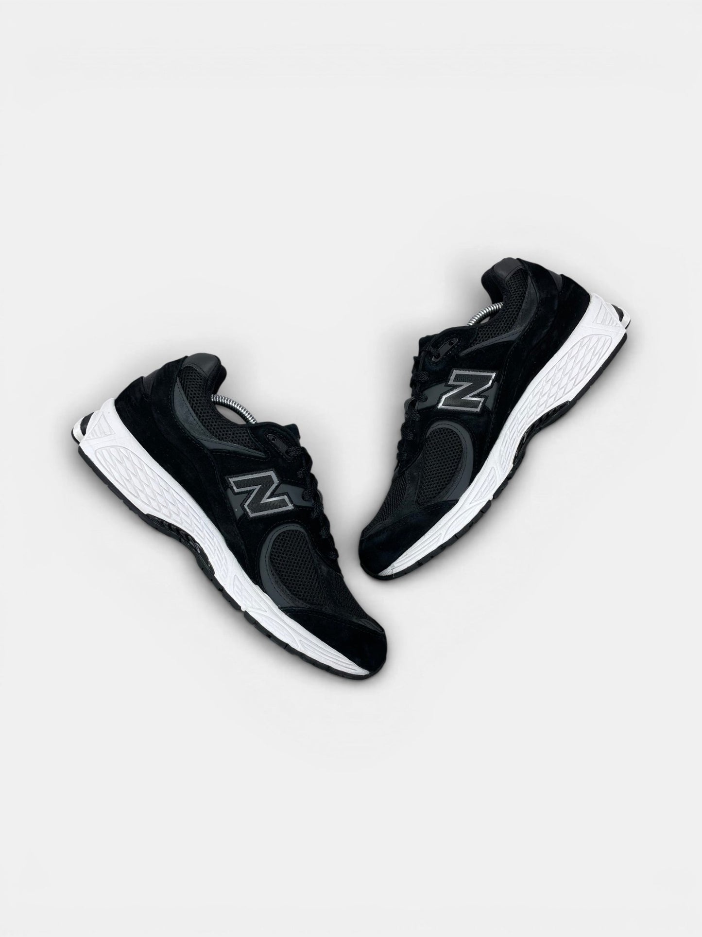New Balance 2002R — buty sportowe męskie w bardzo dobrym stanie rozmiar 45, zewnętrzny panel prawego buta